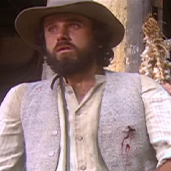 No meio da briga, Tomé, para defender Tobias, acabou levando um tiro de Desidério.