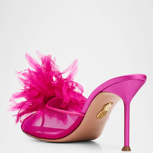 Com o icônico emblema de abacaxi, o modelo 'Poeme Mule Pumps', da Aquazzura, com aplicações florais em tom azalea pink, estava avaliado em $1.195, cerca de R$ 6.237,54 na cotação direta