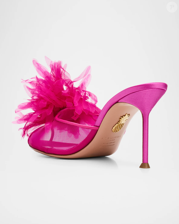 Com o icônico emblema de abacaxi, o modelo 'Poeme Mule Pumps', da Aquazzura, com aplicações florais em tom azalea pink, estava avaliado em $1.195, cerca de R$ 6.237,54 na cotação direta
