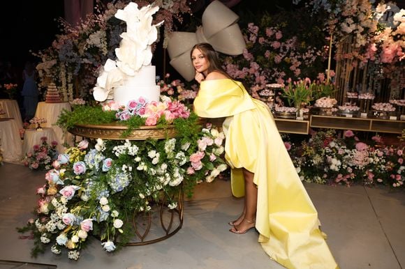 Maria Sophia, neta de Leonardo, apostou em vestido amarelo-manteiga com estética de princesa moderna para sua luxuosa festa de 15 anos inspirada em Bridgerton