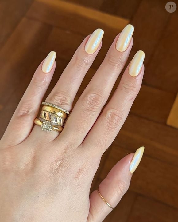 Entre na tendência do amarelo manteiga com as unhas peroladas