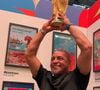 Roberto Carlos disse, em uma palestra, ter perdido 99% do dinheiro que ganhou com o futebol após sua aposentadoria