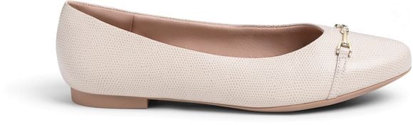 Outro modelo que chama atenção é a 'Sapatilha Bege Couro Tira Enfeite', indicada para mães elegantes que preferem peças discretas, mas sofisticadas que custa R$ 249,99