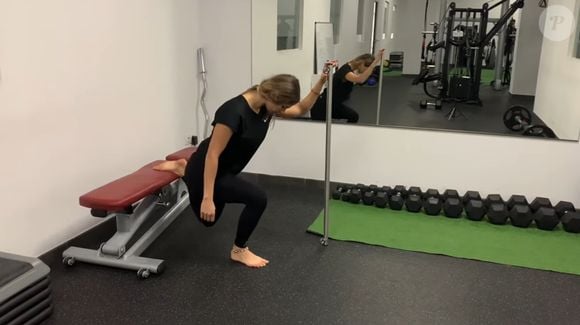 O famoso agachamento búlgaro feito com o apoio em uma cadeira fortalece os músculos e melhora a estabilidade