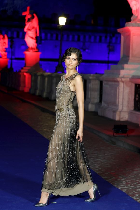 Zendaya levou o universo do Homem-Aranha para o tapete vermelho com um vestido de luxo que imitava uma teia de aranha bordada com cristais durante evento em Roma