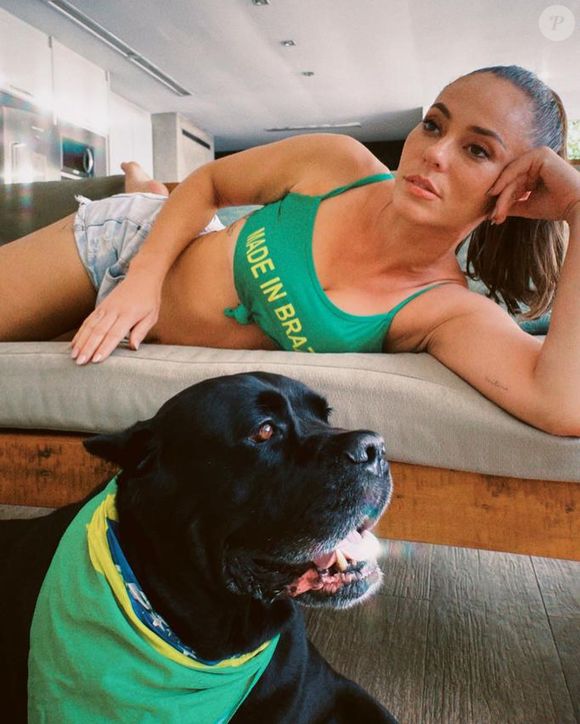 Paolla Oliveira posou com um look de moda praia dentro da estética brasilcore em um dia de jogo da Seleção Brasileira. A atriz apostou em uma regata verde com a frase "Made in Brazil" e ainda apareceu ao lado de seu cachorro usando uma bandana com as cores da bandeira nacional. A produção descontraída e cheia de charme é uma ótima inspiração para torcer pelo Brasil na Copa do Mundo de 2026.