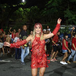 Carnaval 2025: Flávia Alessandra destacou corpo sarado com transparência no ensaio de rua do Salgueiro
