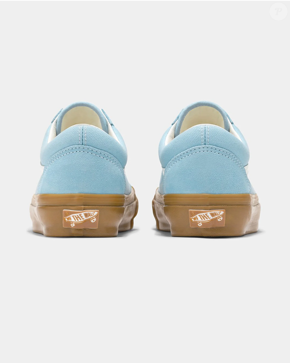 O Vans Old Skool LX Gum Crystal Blue também incorpora materiais voltados à sustentabilidade, com palmilhas de base biológica e solas de borracha regenerativa