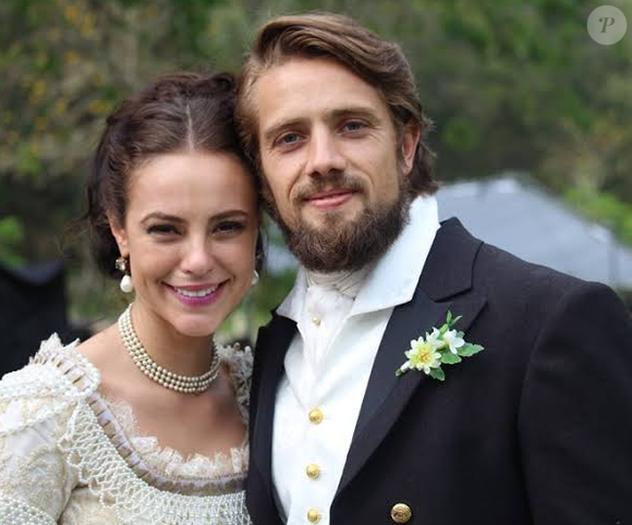 Melissa e Felipe anunciam noivado na semana de 15 a 20 de junho da novela 'Além do Tempo'