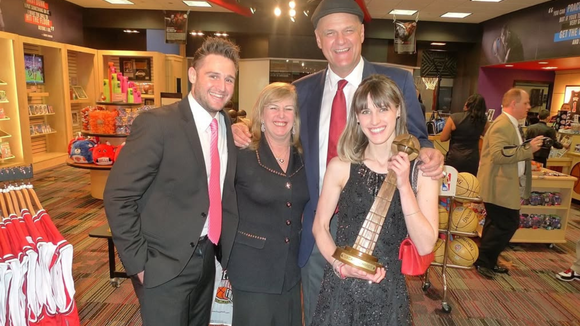 Quem são os filhos de Oscar Schmidt e sobrinhos de Tadeu Schmidt, do 'BBB 26'? Ídolo do basquete era pai de um casal, fruto de uma união de mais de 50 anos