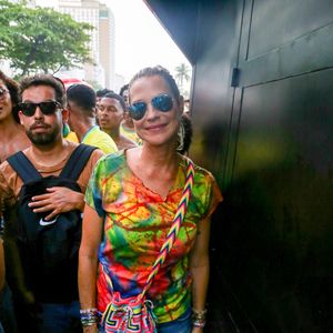 De passagem pelo Brasil, Luana Piovani, que vive em Portugal, levou seu apoio à manifestação em Copacabana