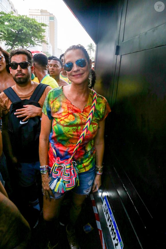 De passagem pelo Brasil, Luana Piovani, que vive em Portugal, levou seu apoio à manifestação em Copacabana