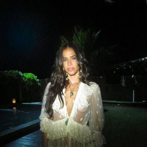 A atriz apostou em um look assinado pela Chloé, diretamente da coleção primavera-verão 2026, que reforça uma estética leve, romântica e ao mesmo tempo marcante para a virada do ano.