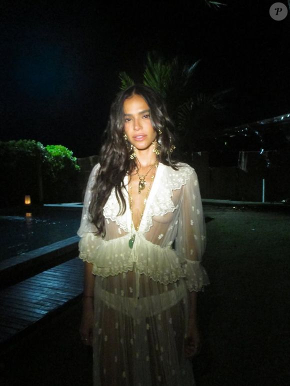 A atriz apostou em um look assinado pela Chloé, diretamente da coleção primavera-verão 2026, que reforça uma estética leve, romântica e ao mesmo tempo marcante para a virada do ano.