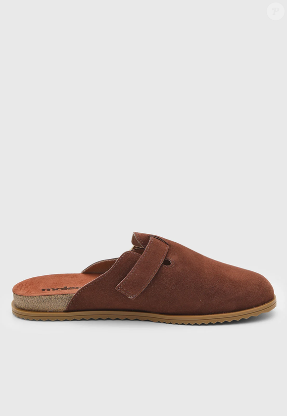 Inspirado na estética dos tamancos que fazem sucesso entre as apaixonadas por moda, o mule feminino da Moleca se destaca pelo tom marrom e pelo acabamento que lembra camurça. O modelo custa R$ 84,99 no Pix na Dafiti, com preço e disponibilidade sujeitos a alterações