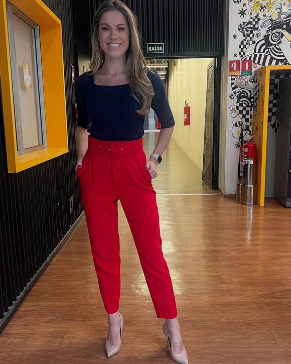 Moda da jornalista Jacqueline Brazil para o 'Jornal Hoje' tem calça vermelha com cinto modelo 'cenoura', blusa azul justa ao corpo e sapato scarpin nude.