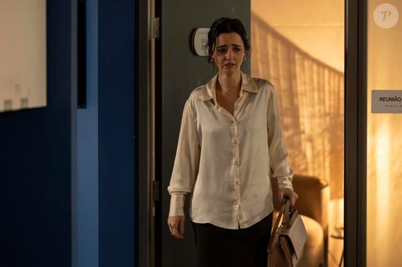 Adriana (Leticia Colin) contará a Suely (Julia Stockler) que recebeu herança de Arthur (Antonio Fagundes)