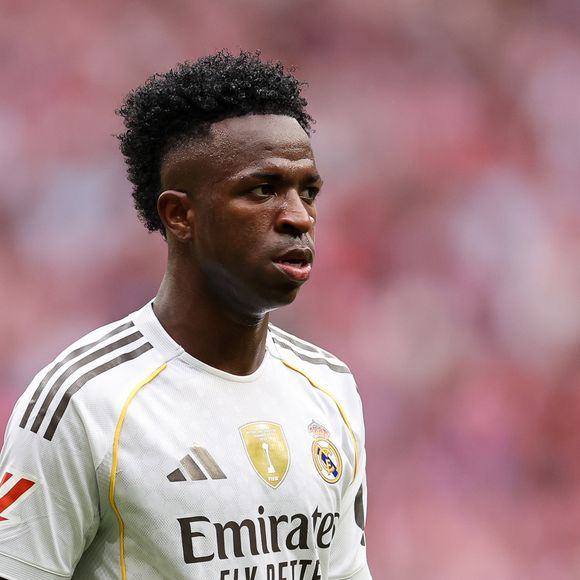 Vini Jr. foi vaiado em jogo do Real Madrid, equipe que pode deixar para acertar contrato com o Chelsea, da Inglaterra