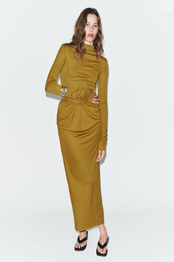 A proposta oversized e o detalhe cut out tornam a peça uma alternativa moderna para quem deseja fugir dos vestidos tradicionais