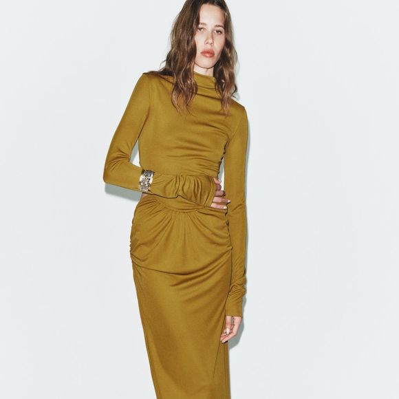 A proposta oversized e o detalhe cut out tornam a peça uma alternativa moderna para quem deseja fugir dos vestidos tradicionais