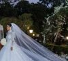 Para a cerimônia religiosa, Luana Sales escolheu um vestido de noiva com gola alta, mangas longas e saia volumosa, inspirado nos clássicos contos de fadas