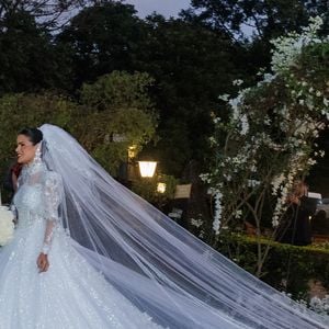 Para a cerimônia religiosa, Luana Sales escolheu um vestido de noiva com gola alta, mangas longas e saia volumosa, inspirado nos clássicos contos de fadas