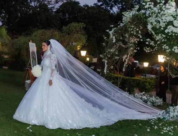 Para a cerimônia religiosa, Luana Sales escolheu um vestido de noiva com gola alta, mangas longas e saia volumosa, inspirado nos clássicos contos de fadas