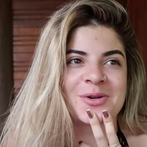 Sem make, os lábios naturais de Gkay tinham um volume menor