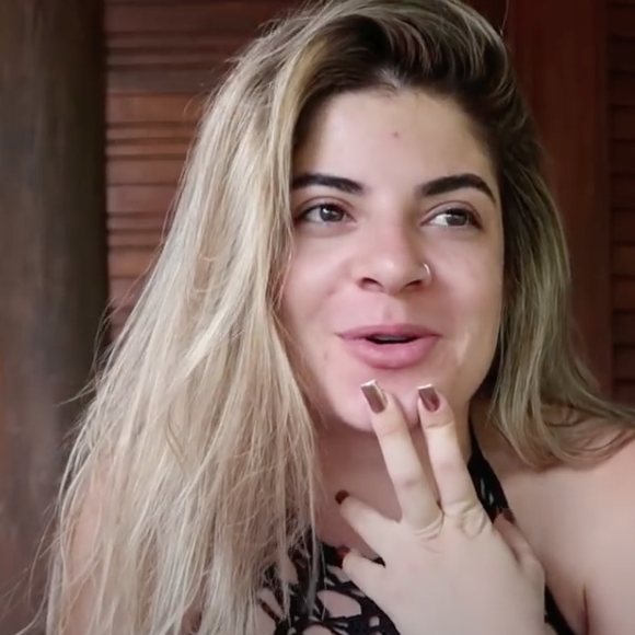 Sem make, os lábios naturais de Gkay tinham um volume menor