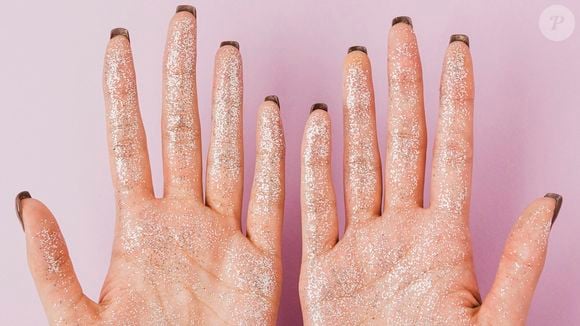 O creme Nivea também pode servir como uma base para fazer o glitter aderir à pele