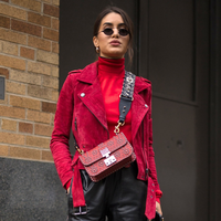 Na cor bolo red velvet e com ar de jovem, a New Balance tem os tênis estilosos que você não vai querer parar de usar nesta temporada