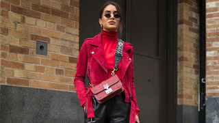 Na cor bolo red velvet e com ar de jovem, a New Balance tem os tênis estilosos que você não vai querer parar de usar nesta temporada