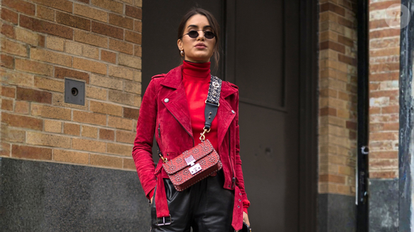 Na cor bolo red velvet e com ar de jovem, a New Balance tem os tênis estilosos que você não vai querer parar de usar nesta temporada