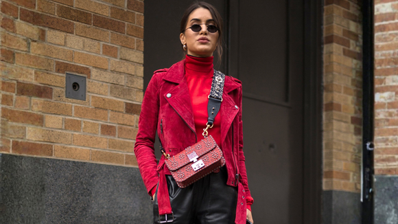 Na cor bolo red velvet e com ar de jovem, a New Balance tem os tênis estilosos que você não vai querer parar de usar nesta temporada