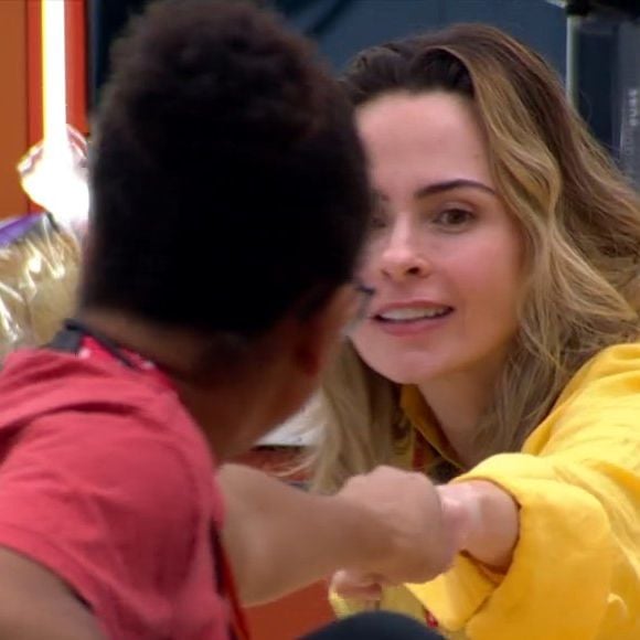 Ana Paula Renault e Milena criaram amizade dentro do 'BBB 26' - pensamento socrático aponta que amizade verdadeira não espera receber algo de troca, imediatamente