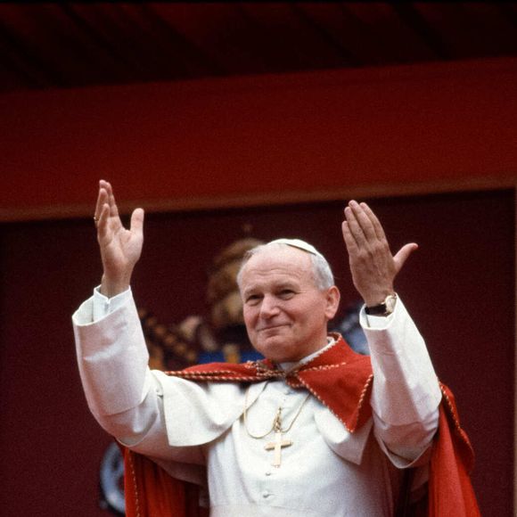 Papa João Paulo II morreu seis dias antes do casamento de Charles e Camilla