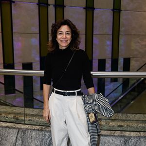 Com uma combinação elegante e atemporal, Marina Person surgiu com calça de alfaiataria clara de modelagem ampla, camisa preta e jaqueta listrada em preto e branco para prestigiar a estreia de 'Mudando de Pele'