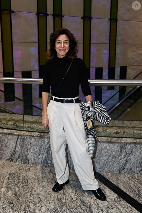 Com uma combinação elegante e atemporal, Marina Person surgiu com calça de alfaiataria clara de modelagem ampla, camisa preta e jaqueta listrada em preto e branco para prestigiar a estreia de 'Mudando de Pele'