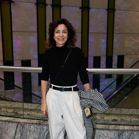 Com uma combinação elegante e atemporal, Marina Person surgiu com calça de alfaiataria clara de modelagem ampla, camisa preta e jaqueta listrada em preto e branco para prestigiar a estreia de 'Mudando de Pele'