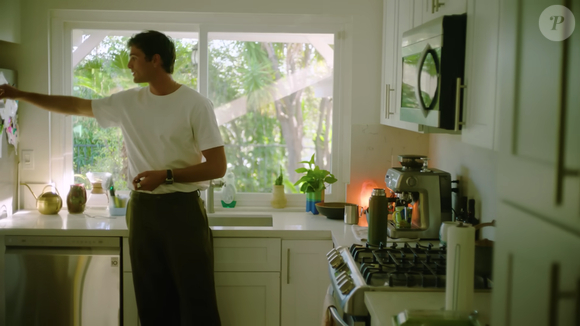 Já em sua cozinha, Jacob Elordi também preza pelo minimalismo e as cores cleans, tornando o ambiente super aconchegante