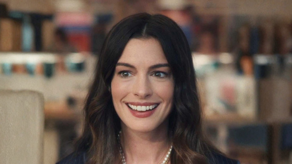 'É uma escolha de imagem, não apenas estética': o que a sobrancelha de Anne Hathaway em ‘O Diabo Veste Prada 2’ ensina sobre beleza sem padrão