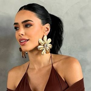 Os acessórios maximalistas, como esse brinco de flor, também está no estilo de Bruna Biancardi.