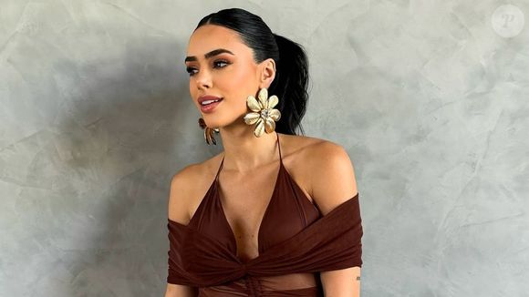 Os acessórios maximalistas, como esse brinco de flor, também está no estilo de Bruna Biancardi.