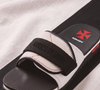 A Sandália Kenner Slide Vasco Cruzmaltino foi desenvolvida para celebrar a história do clube e a conexão entre a marca e a torcida vascaína, com um modelo que combina as cores tradicionais do time e detalhes exclusivos