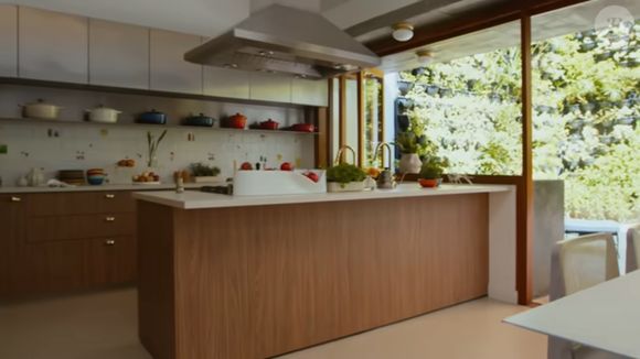 Cozinha da casa de Isa Scherer mescla madeira e inox