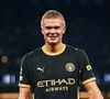 Erling Haaland, de 26 anos, revela sua rotina peculiar para dormir melhor: fita adesiva na boca e óculos laranja para melhorar o sono