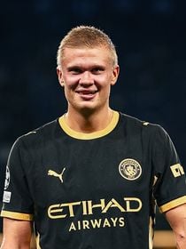 Erling Haaland, de 26 anos, revela sua rotina peculiar para dormir melhor: fita adesiva na boca e óculos laranja para melhorar o sono