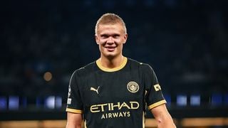 Erling Haaland, de 26 anos, revela sua rotina peculiar para dormir melhor: fita adesiva na boca e óculos laranja para melhorar o sono