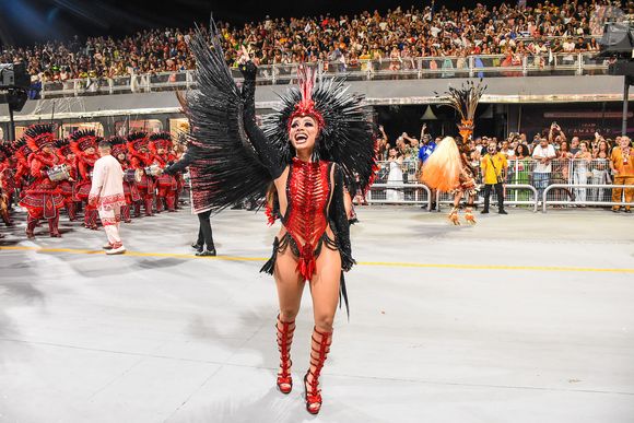 Lexa retorna ao Carnaval após a morte da filha como madrinha da Dragões da Real