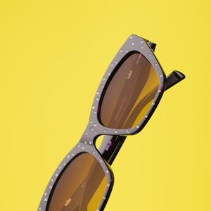 Modelos da nova coleção Marília Mendonça x Chilli Beans têm designs inspirados nas músicas, símbolos e no estilo marcante da Rainha do Sertanejo